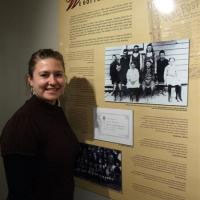مسئول آموزش موزه لیکس دیستریکت در حال تماشای نمایشگاه سخن تغییر: خاطرات واکاتیپو از 1900 تا 1960