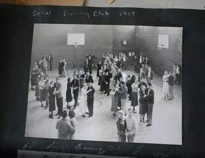 برنامه رقص، مثل این صحنه در 1937، در بعدازظهر روزهای جمعه در کلاس ورزش انجام می شد. عکس از درورتی والاس