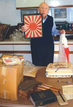 کارل برتز همراه با اشیائی از جنگ جهانی دوم که او به موزه علم و نیروی آمریکا هدیه کرده است
