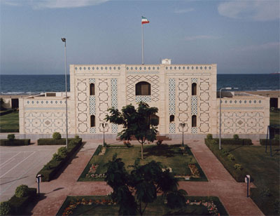 نمای ساختمان سفارت در مسقط (نمای پشت آن خلیج فارس است)