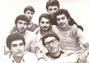 نفر اول سمت راست محمد علی حاجی منیری، با موهای فر، و دست راست روی گردن یکی از دوستانش، و پیراهن آستین کوتاه سفید